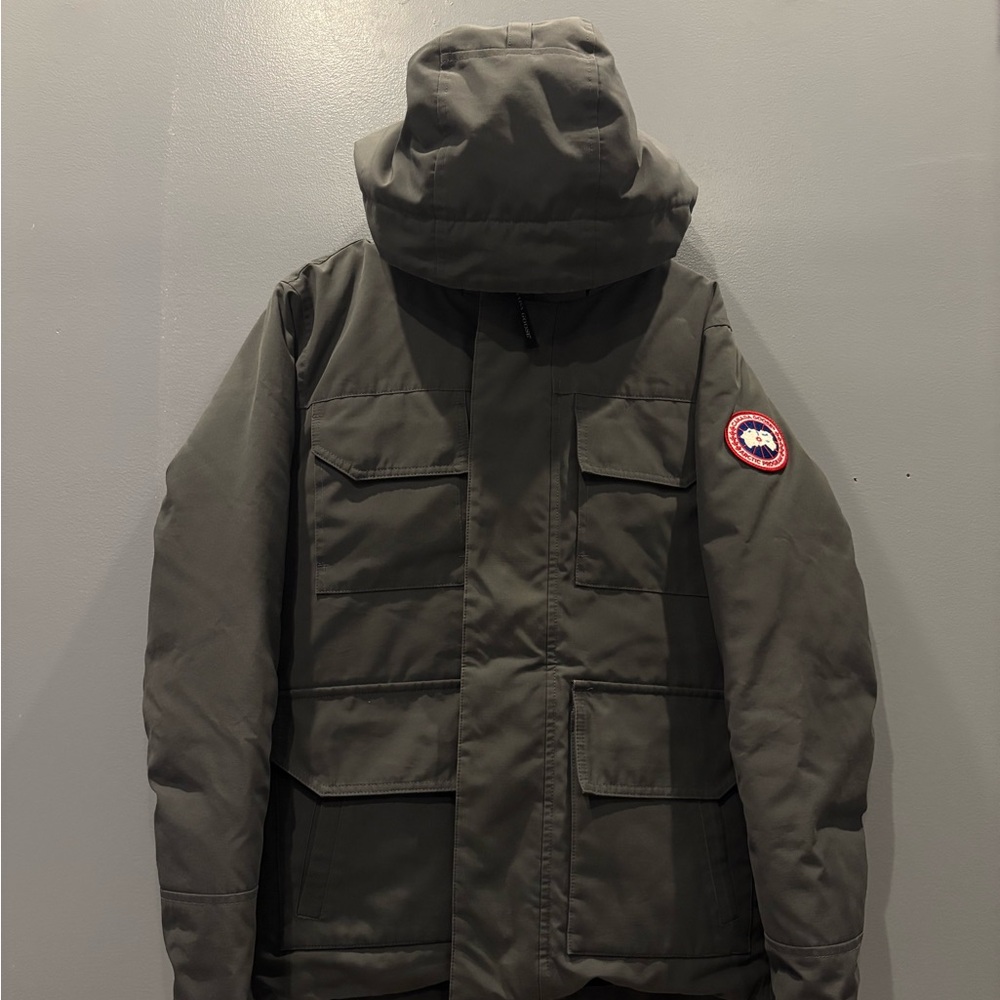 Canada Goose grey Puffer Jacket Weather-Resistant Design